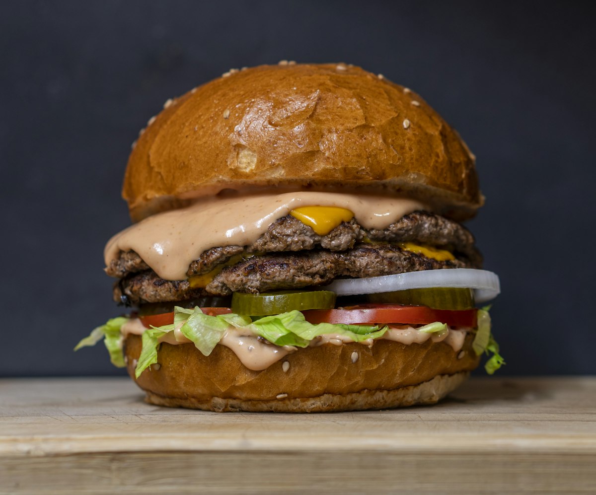 Burger met kaas en sla
